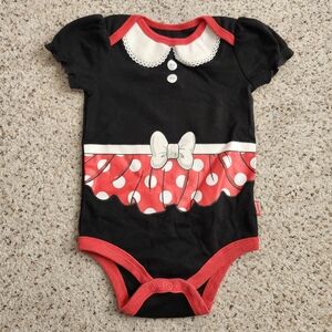 Minnie Mouse oneise